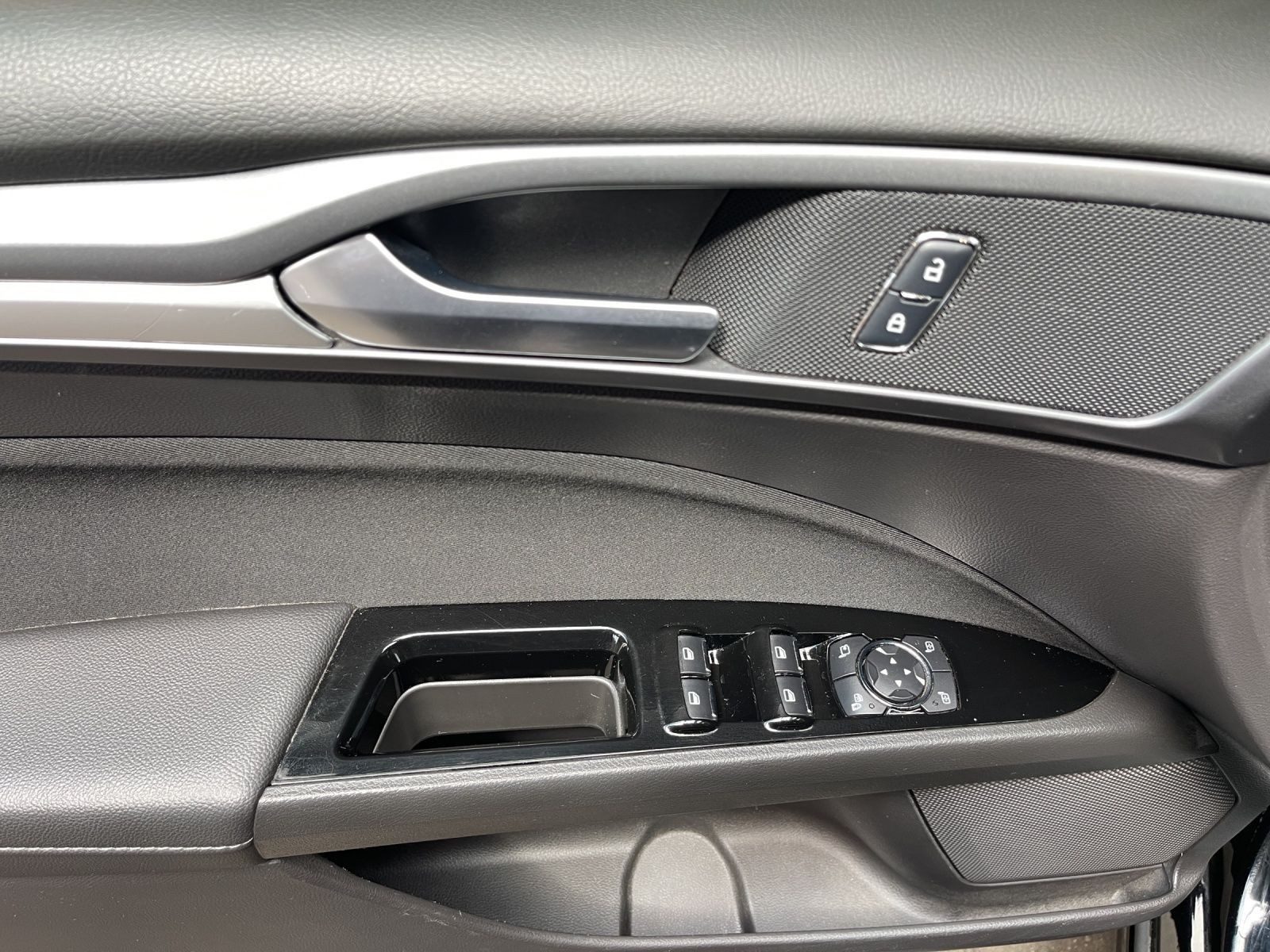 Ford Mondeo – Bild 8